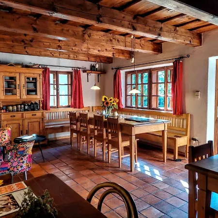 Cerveny Dvur Apartment Chvalsiny